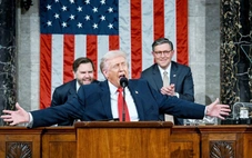 Ông Trump 'tự chấm điểm', cử tri chưa đồng ý