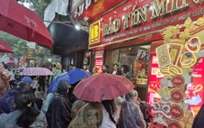 Đội mưa đi mua vàng ngày vía Thần tài