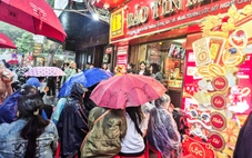 Đội mưa đi mua vàng ngày vía Thần Tài