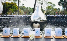 Dâng hoa tưởng niệm đồng bào mất vì COVID-19 nhân 71 năm Ngày Thầy thuốc Việt Nam