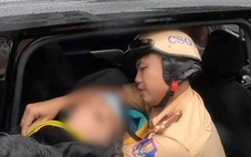 CSGT TP.HCM 'đội mưa' dẫn đường đưa tài xế xe ôm công nghệ bị đột quỵ đi cấp cứu