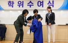 Hàn Quốc: Người phụ nữ 78 tuổi mới biết chữ, 85 tuổi nhận bằng đại học