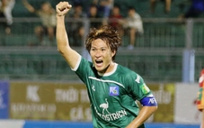 Cầu thủ đòi 'check var', trọng tài lắc đầu 'không có'