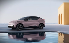 Trợ lý ảo 'nghe nhầm' lệnh thành tắt đèn pha, xe tông vào dải phân cách trên cao tốc