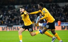 Trọng tài Ngoại hạng Anh cho tạm dừng trận đấu vì lý do khó đỡ