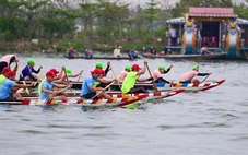 Lật thuyền chở người đi xem đua ghe ở Huế, mẹ và con 3 tuổi chết thương tâm