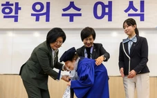 Hàn Quốc: Người phụ nữ 78 tuổi mới biết chữ, 85 tuổi nhận bằng đại học