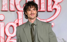 Phong cách cổ điển của Jacob Elordi trên thảm đỏ Đồi gió hú