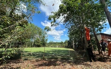 Thiếu niên 14 tuổi nghi bị điện giật chết khi đá bóng