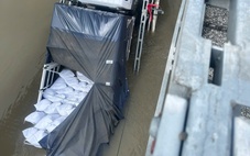 Sập nhịp giữa cầu 30-4, xe tải chở gạo rơi xuống sông Thốt Nốt