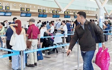 Vé máy bay Tết nhiều chặng khan hiếm, giá tăng vọt