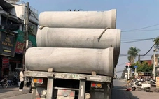 Chất ống bê tông cao 2-3 tầng nhưng không chằng buộc an toàn, tài xế xe container bị phạt