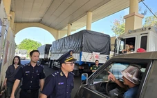 Cửa khẩu Tịnh Biên cận Tết bất ngờ vắng lặng: Hàng xuất sang Campuchia giảm hơn 50%