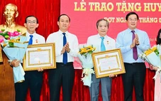 Trao huy hiệu 40 năm tuổi Đảng tặng PGS.TS Trần Hoàng Ngân, luật sư Phan Trung Hoài