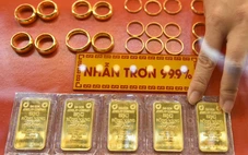 Giá vàng thế giới tăng mạnh, vượt 4.900 USD/ounce