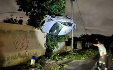 Ô tô treo ngược cột đèn đường, chưa ai giải thích được lý do