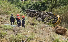 Xe tải chở máy đào rơi xuống đèo Bảo Lộc, tài xế thiệt mạng