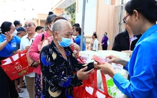Phiên chợ Tết 0 đồng mang xuân ấm áp đến hàng trăm bệnh nhân ở TP.HCM