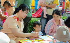 Tết đặc biệt của bệnh nhi Bệnh viện Nhi Đồng 2: Làm 'chiến sĩ nhí', ngồi xe đặc chủng