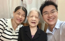 Về với ba mẹ, xắn tay phụ nhà bán cây, gói bánh: Tết ấm áp thế đó!