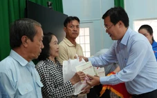 Phó bí thư thường trực Lê Quốc Phong thăm, chúc Tết Vĩnh Long, trao 500 triệu đồng chăm lo người dân