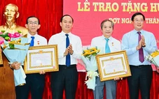 Trao huy hiệu 40 năm tuổi Đảng tặng PGS.TS Trần Hoàng Ngân, luật sư Phan Trung Hoài