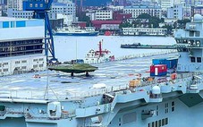 Xôn xao đồn đoán máy bay bí ẩn xuất hiện trên tàu chiến Trung Quốc