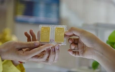 Giá vàng thế giới ‘giằng co’ quanh ngưỡng 5.050 USD/ounce, giá bạc tăng vững