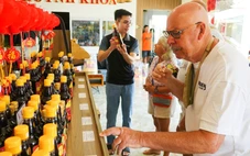 Khách quốc tế thích mua nước mắm truyền thống Phú Quốc