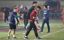 Làm sao bảo vệ đôi chân cầu thủ?