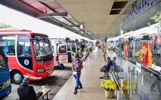 Có xe Tết tăng giá vé 200-280%, đường về quê nhọc nhằn
