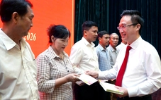 Phó bí thư Thành uỷ Đặng Minh Thông trao quà Tết cho 44 bí thư chi bộ khu vực Bà Rịa - Vũng Tàu