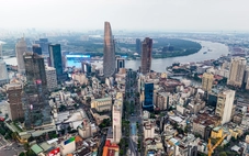 Flycam hướng tuyến đường sắt Bến Thành - Thủ Thiêm, vượt sông Sài Gòn, chạy dọc đường Mai Chí Thọ