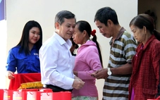 Trưởng Ban Nội chính Trung ương tặng quà Tết cho người dân và công nhân Đồng Nai