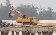 Cát nạo hút từ dự án cảng 530 tỉ đồng chạy ra ngoài trái phép?