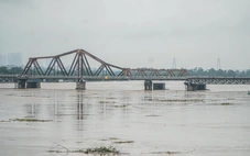 Một nhịp cầu Long Biên gặp sự cố, ngành đường sắt tạm dừng chạy tàu qua cầu