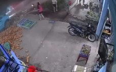 Camera ghi cảnh cứu người bị nạn dưới gầm ô tô, người đàn ông bị tài xế hành hung ở TP.HCM