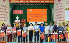 Báo Tuổi Trẻ và xã Bình Khánh trao 80 phần quà Tết cho các hộ dân khó khăn
