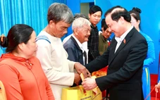 Phó thủ tướng Nguyễn Chí Dũng, Phó chủ tịch Quốc hội Nguyễn Khắc Định trao quà Tết cho người nghèo