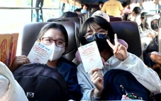 Chuyến xe ân tình mùa xuân đưa 2.000 sinh viên người lao động về quê ăn tết