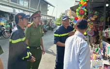 Công an đến từng sạp hàng chợ Kim Biên, Soái Kình Lâm nhắc nhở phòng cháy nổ dịp Tết