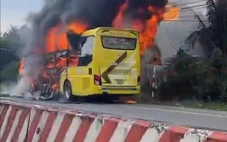 Xe khách giường nằm bốc cháy dữ dội, tài xế bình tĩnh giúp hành khách thoát nạn