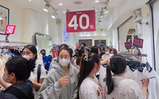 Chen chân sắm đồ diện Tết đến nửa đêm tại TP.HCM