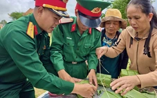 Bộ đội từng giúp sửa nhà cho dân tại vùng lũ Hòa Thịnh, nay trở lại tặng quà, vui Tết cùng bà con