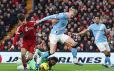 Man City và Liverpool 'nổi đóa' vì VAR hủy bàn thắng hy hữu