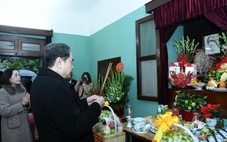 Chủ tịch Quốc hội dâng hương tưởng nhớ Chủ tịch Hồ Chí Minh tại Nhà 67