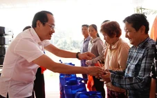 Báo Tuổi Trẻ và xã Bình Lợi trao quà Tết cho trẻ em và hộ dân khó khăn