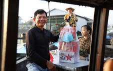 Tờ mờ sáng, thương hồ chợ nổi Cái Răng bất ngờ nhận quà tết của thành phố