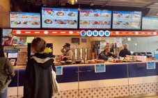 Đồ ăn ở sân bay đắt đỏ, bình thường hay 'chặt chém'?