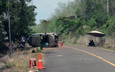 Đồng Nai: Xe 7 chỗ mất lái lật ngang, hai bà cháu đi trên xe tử nạn